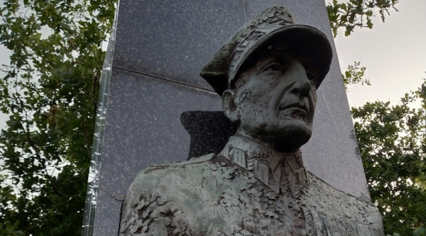  Pomnik Gen. Fieldorfa na warszawskim Gocławiu.  