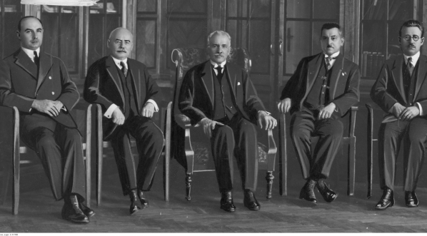  Prezydent RP Ignacy Mościcki w towarzystwie członków Wydziału Czynnego Chemicznego Instytutu Badawczego w Warszawie w styczniu 1928 r.  