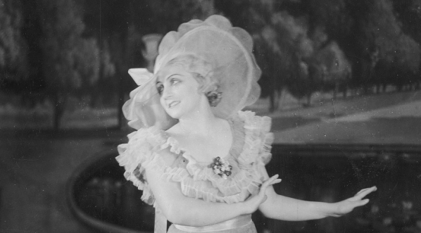  Lucyna Szczepańska w scenie z nierozpoznanego przedstawienia.  