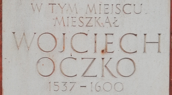  Tablica na kamienicy przy ul. Piwnej na warszawskim Starym Mieście, w miejscu gdzie mieszkał Wojciech Oczko.  
