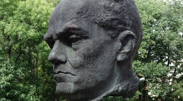  Pomnik Stefana Żeromskiego na Saskiej Kępie w Warszawie.  