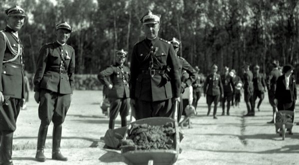  Generał Tadeusz Kutrzeba podczas pracy przy budowie Kopca Józefa Piłsudskiego w Krakowie.  