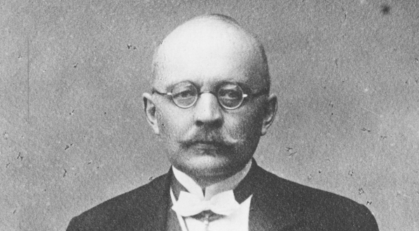  Jan Karol Kochanowski z gwiazdą i krzyżem na wstędze Orderu Odrodzenia Polski.  