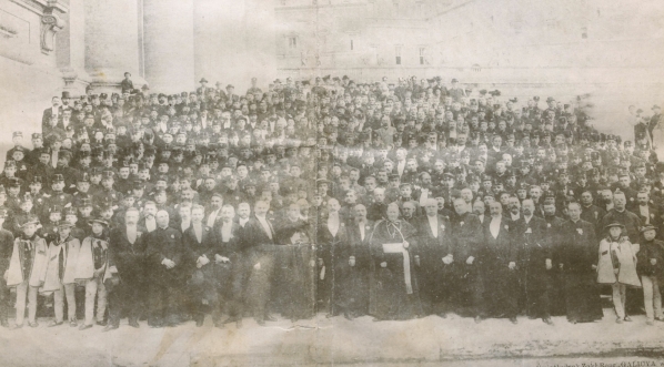  Uczestnicy polskiej pielgrzymki uczniów do Rzymu w roku 1905.  