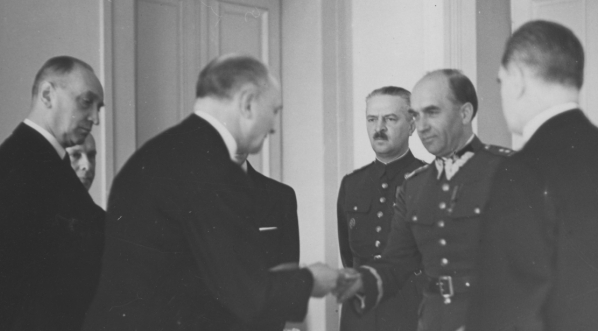  Wręczenie gen. Tadeuszowi Kasprzyckiemu czeków na Fundusz Obrony Narodowej od koncernu "Siła i Światło" i pracowników zakładów Towarzystwa Huty Bankowej w Dąbrowie Górniczej w listopadzie 1938 r.  