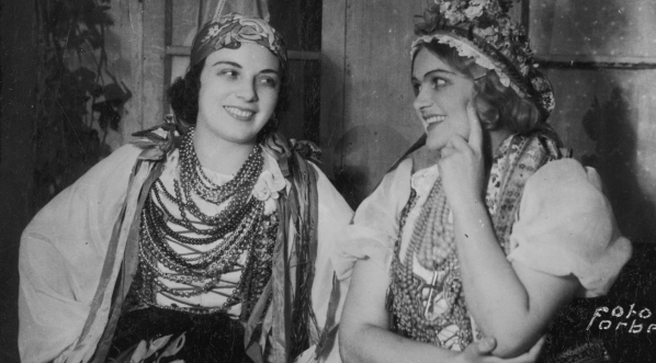  Śpiewaczki Wanda Wermińska (z prawej) i Eufemia Szabrańska w strojach scenicznych.  