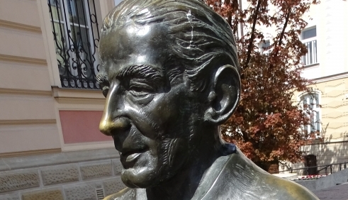  Jan Brzechwa na "Ławce poetów" w Tarnowie.  