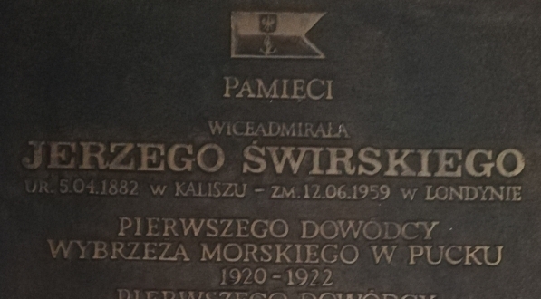 Tablica pamięci wiceadmirała Jerzego Świrskiego, w kruchcie kościoła Św. Michała Archanioła w Gdyni-Oksywiu.  