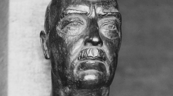  Popiersie Gabriela Narutowicza dłuta artysty rzeźbiarza Edwarda Wittiga eksponowane na wystawie  jego prac w Instytucie Propagandy Sztuki w Warszawie.  