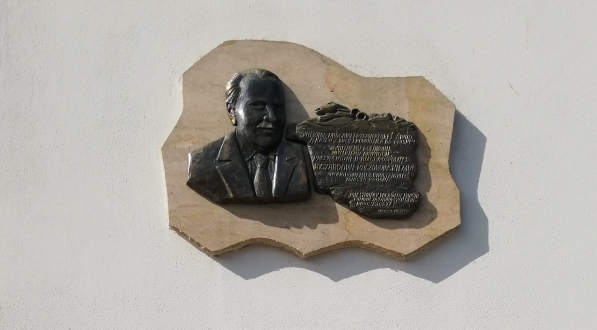 Tablica ku czci Prezydenta Ryszarda Kaczorowskiego w Krośnie.  