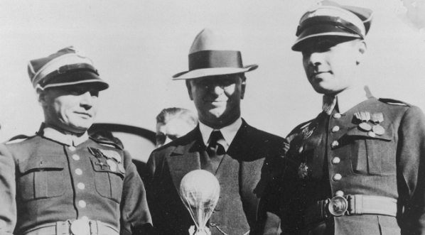  Uroczystość wręczenia pucharu Gordona Bennetta zwycięzcom zawodów balonowych porucznikowi Zbigniewowi Burzyńskiemu i kapitanowi Franciszkowi Hynkowi w Chicago, październik 1933 r.  