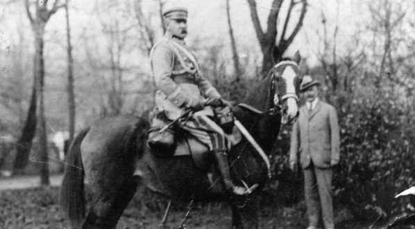  Józef Piłsudski na koniu pozuje Wojciechowi Kossakowi do obrazu, 1938 r.  