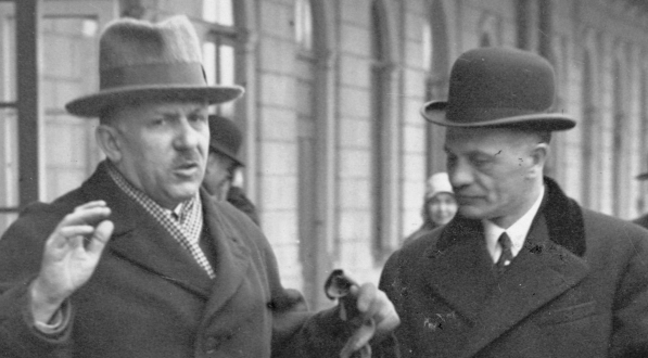  Profesor Politechniki Lwowskiej Kazimierz Bartel w towarzystwie premiera Kazimierza Świtalskiego na warszawskim dworcu w kwietniu 1929 r.  