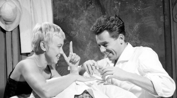 Zofia Kucówna i Tadeusz Janczar w sztuce "Eurydyka" w Teatrze Powszechnym w Warszawie, październik 1961 rok.  