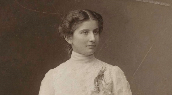  "Portret Pauliny Szalitówny (1886-1920), pianistki (ujęcie całej postaci stojącej przy pianinie)".  
