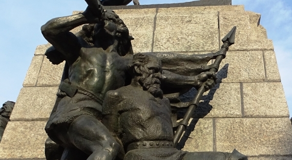  Pomnik Grunwaldzki na placu Jana Matejki w Krakowie (widok od strony zachodniej).  