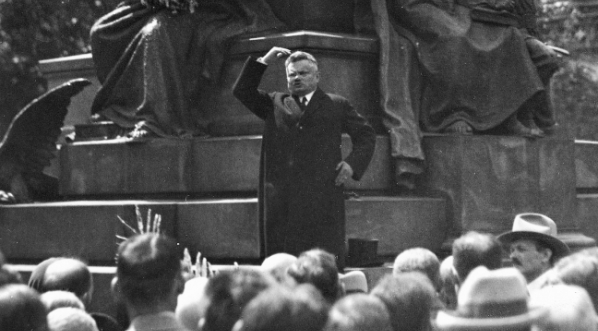  Uroczystości w Krakowie w 1930 roku z okazji rocznicy plebiscytu na Warmii i Mazurach.  