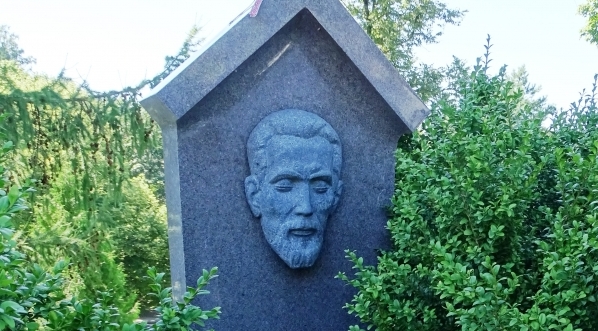  Grób Antoniego Wiwulskiego na cmentarzu na Rossie w Wilnie.  