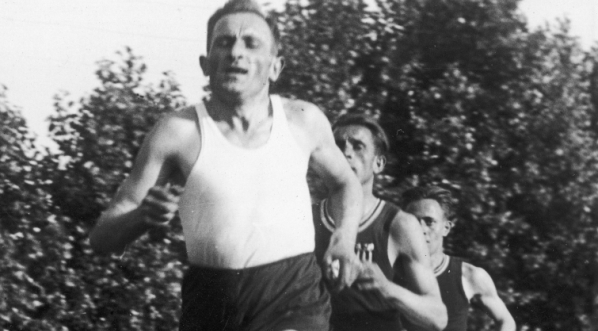  Bieg na 10 000 metrów podczas zawodów lekkoatletycznych w Chorzowie w lipcu 1937 r.  