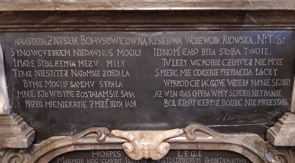  Dolna część nagrobka Adama Kisiela w cerkwi w Niskieniczach.  
