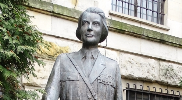  Pomnik gen. Marii Wittek na dziedzińcu Muzeum Wojska Polskiego w Warszawie.  