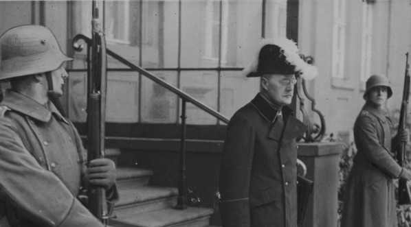 Poseł nadzwyczajny i minister pełnomocny Polski w Niemczech Alfred Wysocki opuszcza siedzibę prezydenta Niemiec (Kancelarię Rzeszy) po złożeniu listów uwierzytelniających 12.02.1931 r.  