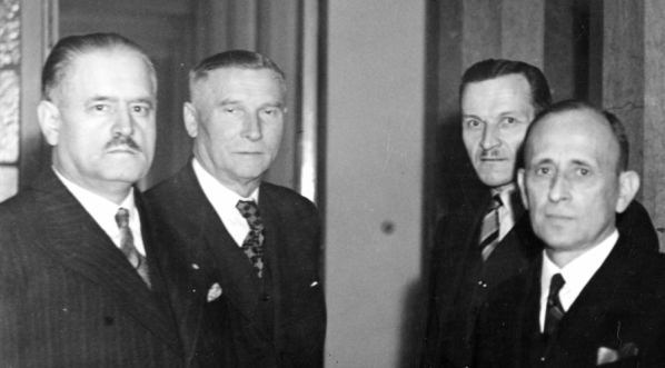  Parlamentarzyści w kuluarach sejmowych w grudniu 1937 roku.  