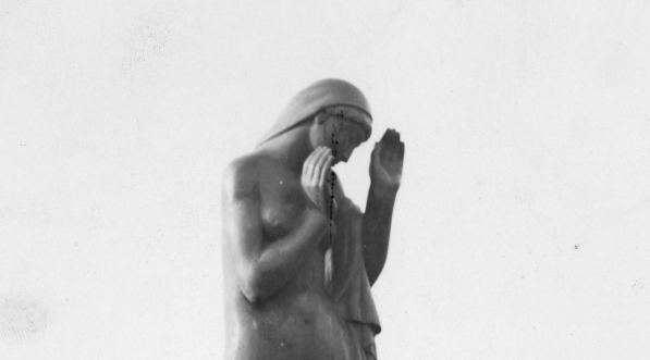  Rzeźba "Rytm" Henryka Kuny w Parku Skaryszewskim w Warszawie.  