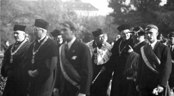  Inauguracja roku akademickiego 1935/1936 na Uniwersytecie Poznańskim połączona z uroczystościami ku czci marszałka Józefa Piłsudskiego, październik 1935 roku.  