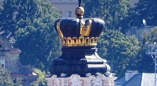  Kopuła z latarnią zwieńczoną mitrą wielkoksiążęcą kościoła św. Kazimierza w  Wilnie.  