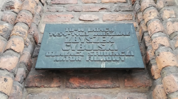  Tablica pamięci Zbyszka Cybulskiego, na ścianie Bramy Straganiarskiej w Gdańsku.  