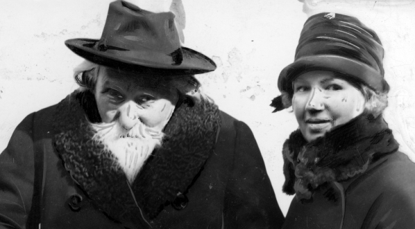  Senator Bolesław Limanowski opuszcza lokal komisji wyborczej w Warszawie podczas wyborów do Senatu, 11.03.1928 r.  