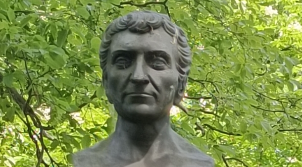  Popiersie Samuela Bogumiła Linde na jego grobie na cmentarzu ewangelicko-augsburskim w Warszawie.  