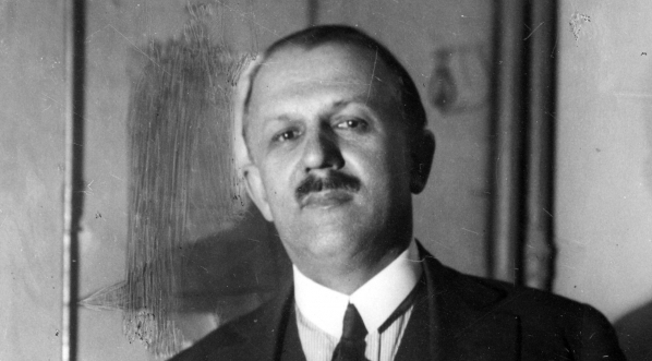  Premier Kazimierz Bartel przed mikrofonem Polskiego Radia.  