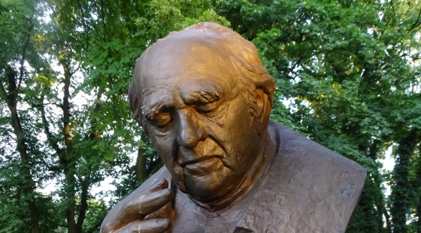  Popiersie księdza Zdzisława Peszkowskiego w parku Jordana w Krakowie.  