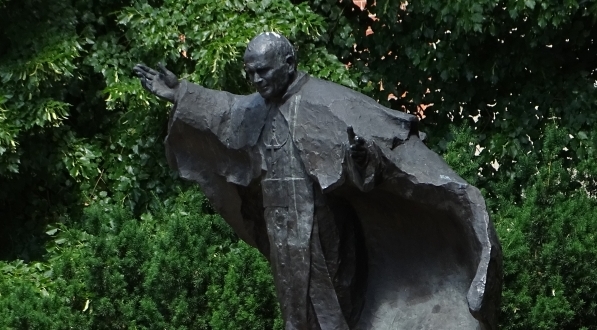  Pomnik papieża Jana Pawła II przed katedrą w Poznaniu.  