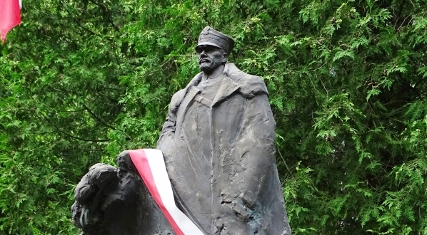  Pomnik Józefa Hallera obok kaplicy pod wezwaniem Matki Boskiej Zwycięskiej na cmentarzu Poległych w Bitwie Warszawskiej  w Ossowie.  