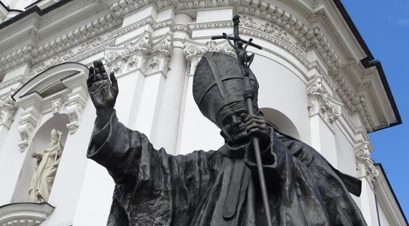  Pomnik Jana Pawła II przed Bazyliką Ofiarowania Najświętszej Maryi Panny w Wadowicach.  