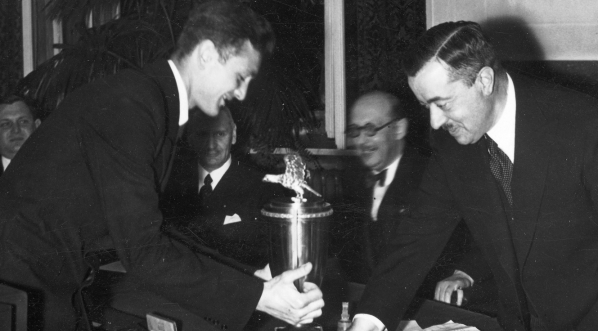  Rozdanie nagród w zawodach lotniczych o puchar Powszechnego Zakładu Ubezpieczeń Wzajemnych w Warszawie w czerwcu 1938 r.  