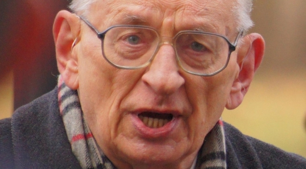  Władysław Bartoszewski przemawia podczas odsłonięcia tablicy upamiętniającej Jana Nowaka-Jeziorańskiego przed jego domem przy ul. Czerniakowskiej 178a w Warszawie 11.11.2010 r.  