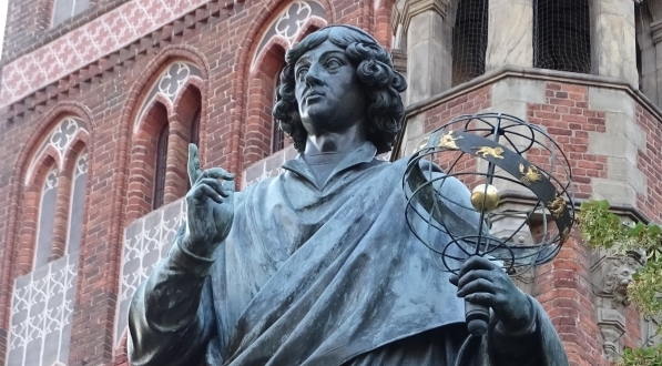 Pomnik Mikołaja Kopernika na Rynku Staromiejskim w Toruniu.  