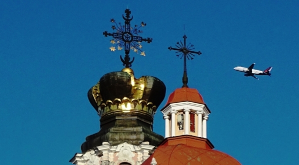  Hełm w kształcie mitry wielkoksiążęcej wieńczący latarnię na monumentalnej kopule kościoła św. Kazimierza w Wilnie.  