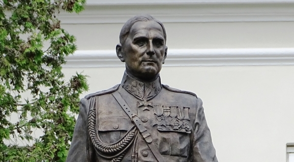  Pomnik gen. Tadeusza Kutrzeby w Akademii Sztuki Wojennej w Rembertowie.  