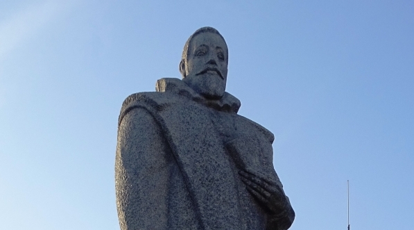  Pomnik Jana Kochanowskiego w centrum Zwolenia.  