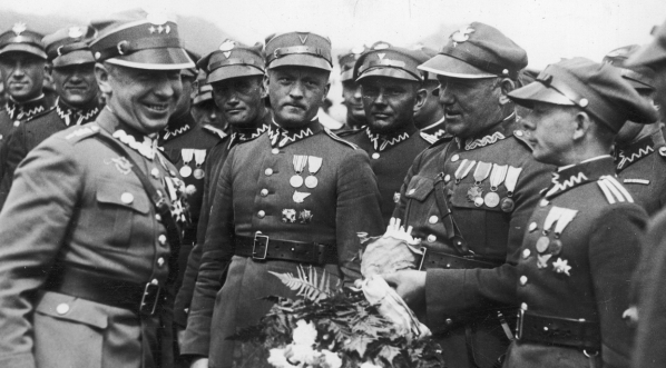  Powitanie kapitana Stanisława Skarżyńskiego w 1. Pułku Lotniczym po jego przelocie przez Atlantyk, sierpień 1933 r.  