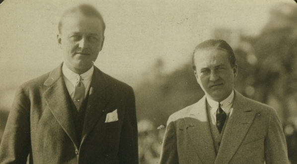  Henryk Grocholski (wyższy, w ciemniejszym garniturze) ze swoim ciotecznym bratem Romanem Sanguszką.  