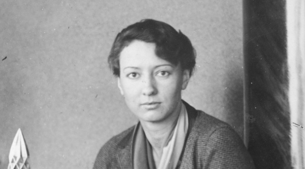  Halina Konopacka - Matuszewska prezentuje nagrodę puchar i dyplom, którą otrzymała za najlepszy wynik sportowy w 1928 roku.  