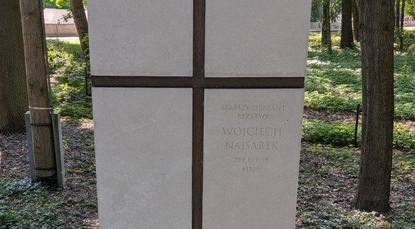  Symboliczny grób Wojciecha Najsarka na Westerplatte.  