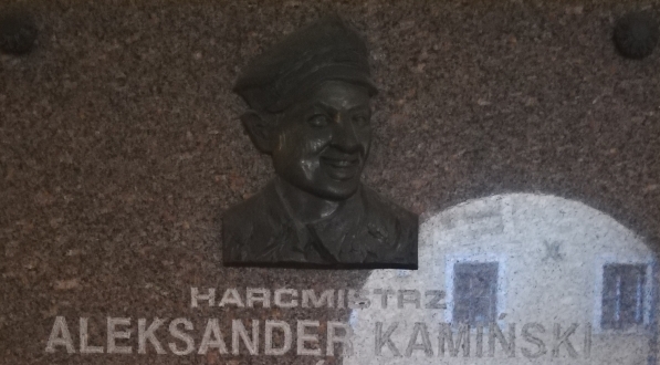 Tablica ku czci Aleksandra Kamińskiego w krużgankach klasztoru przy kościele Św. Marcina na Starym Mieście w Warszawie.  