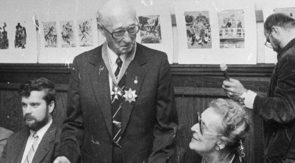  Pisarze Alina i Czesław Centkiewiczowie z orderami Odrodzenia Polski w 1984 r.  